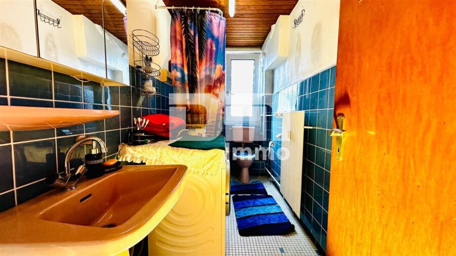 (R)eserviert!Wohn- Gewerbeensemble mit Ladeneinheit und drei vermieteten Wohnungen - WE1 1.OG Badezimmer / Badewanne